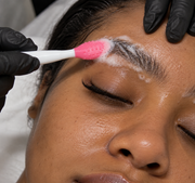 Brosse 2-en-1 exfoliante & applicatrice pour sourcils